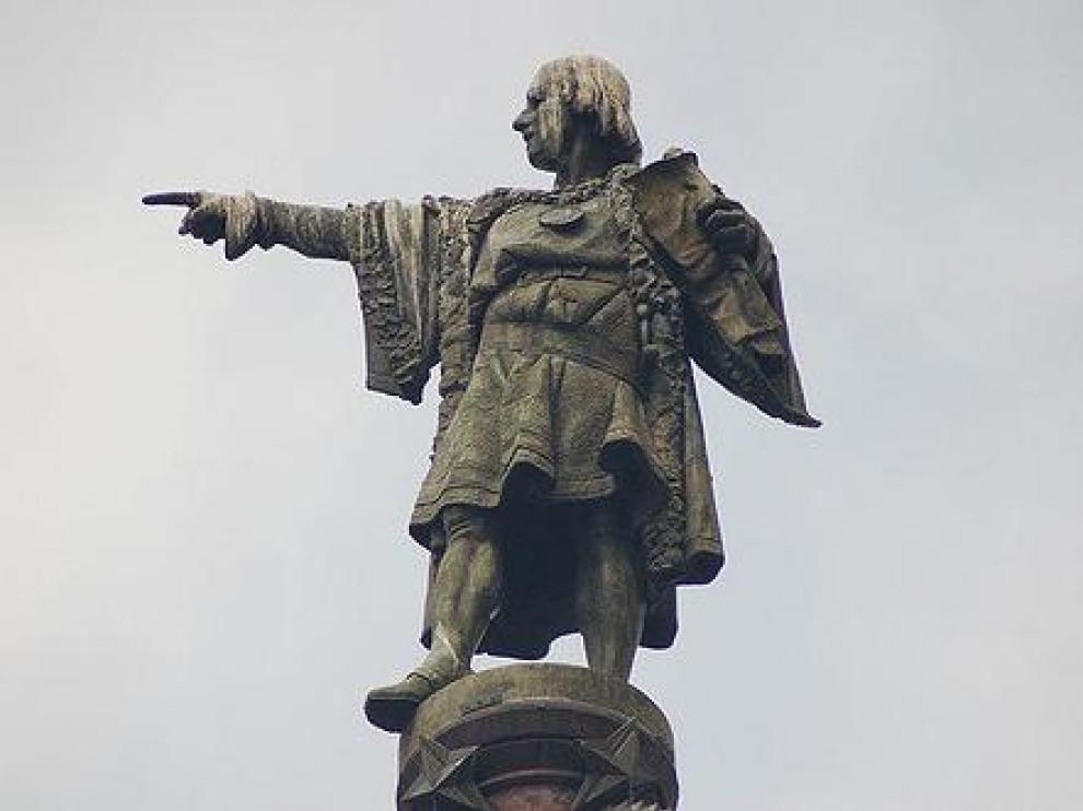 Imagen de una estatua de Cristóbal Colón.