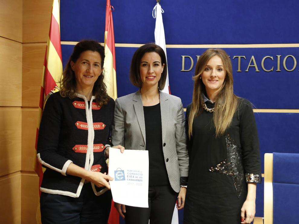 Elena Guinda, Teresa Ladrero e Isabel Naudín, con el Plan Local de Comercio de Ejea.