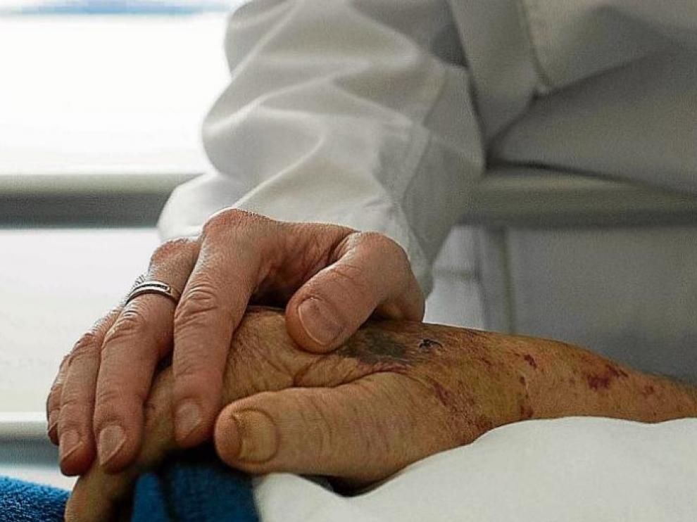 Más allá de la atención hospitalaria está el acompañamiento humano. Parte del trabajo del equipo de paliativos consiste en escuchar y comprender al enfermo.