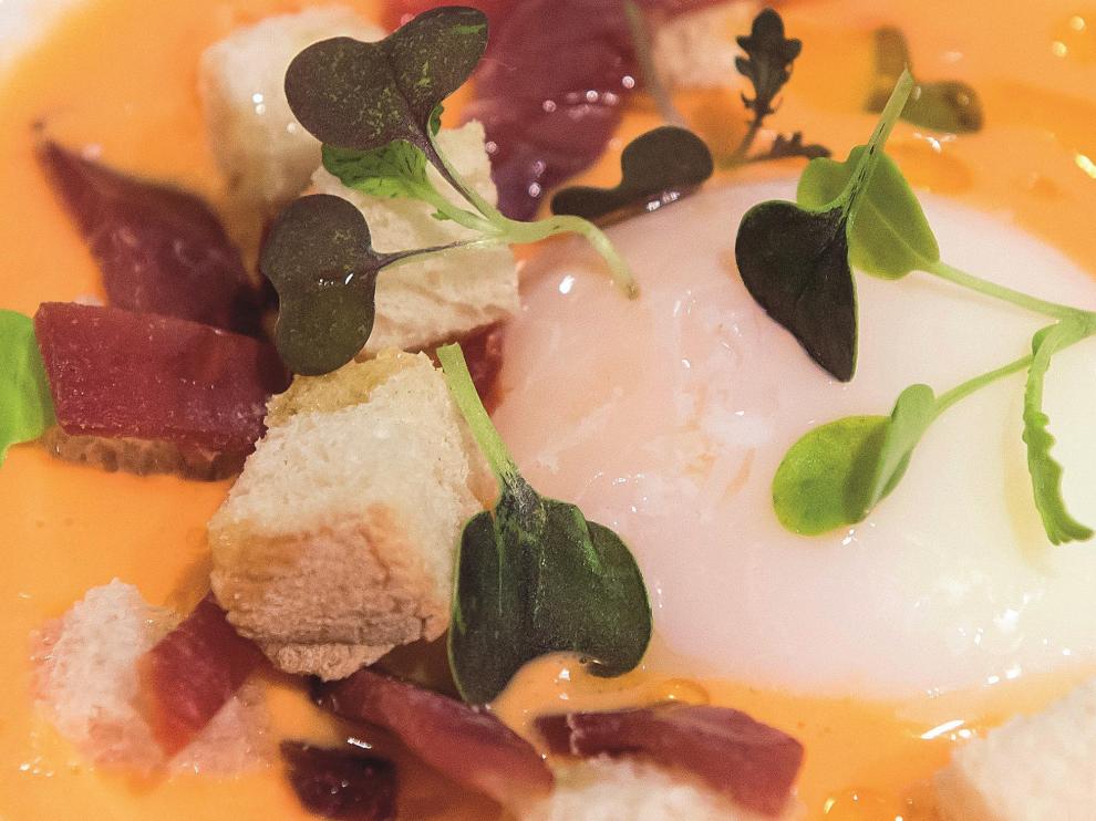 Salmorejo con costrones y jamón.