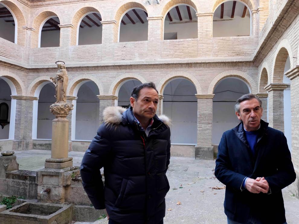 El alcalde Luis María Beamonte junto al concejal de Urbanismo Luis José Arrechea en el claustro