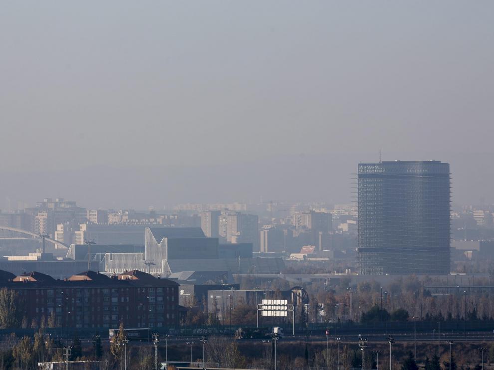 Zaragoza espera el cierzo que barra la 'boina' de contaminación