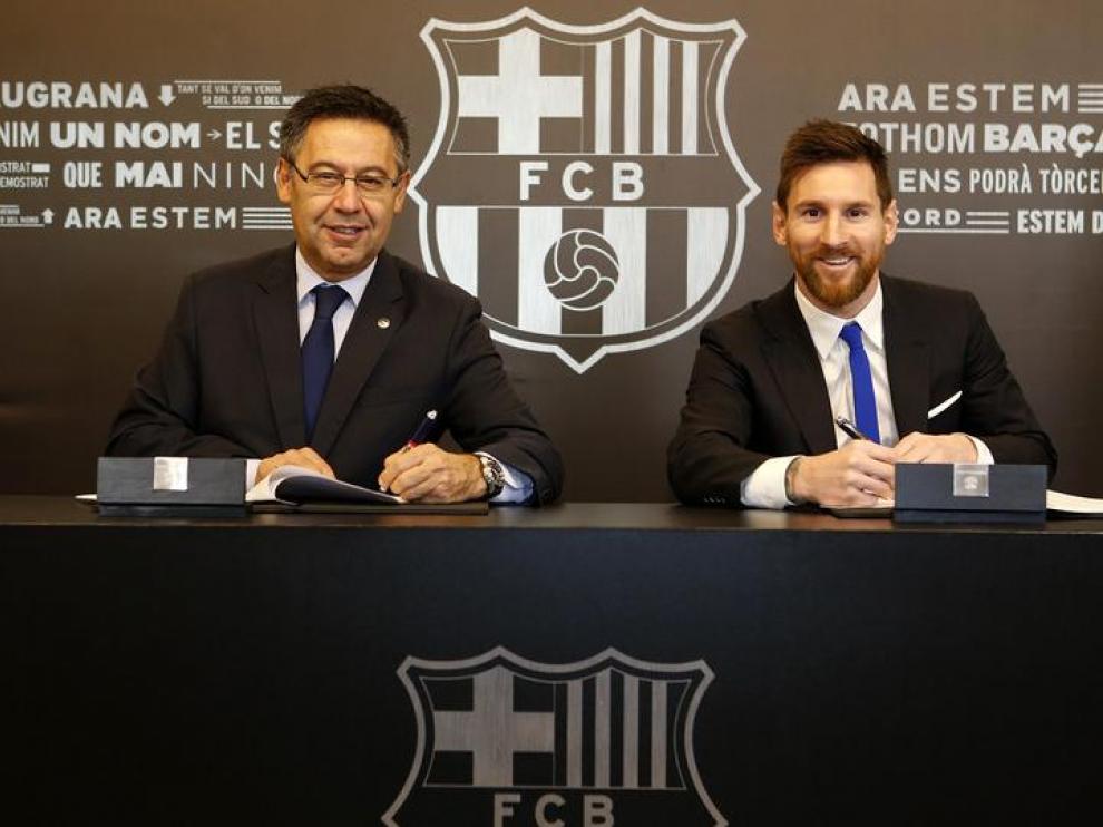 Messi y Bartomeu, en la firma de su nuevo contrato renovado