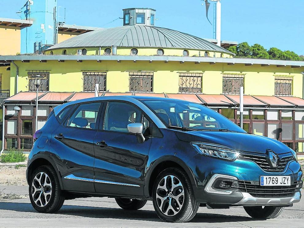 El Renault Captur, ante el Centro de investigación de recursos y consumos energéticos de Zaragoza (CIRCE).