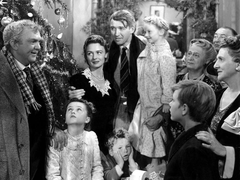 Aunque hayan pasado 71 años, el cuento de Navidad de Frank Capra sigue conservando su magia y, para nosotros, el primer puesto en cuanto a películas navideñas se refiere. "Es una de esas películas atemporales, como 'Casablanca' o 'El tercer hombre', que mejoran con el tiempo", afirmó el crítico Roger Ebert.