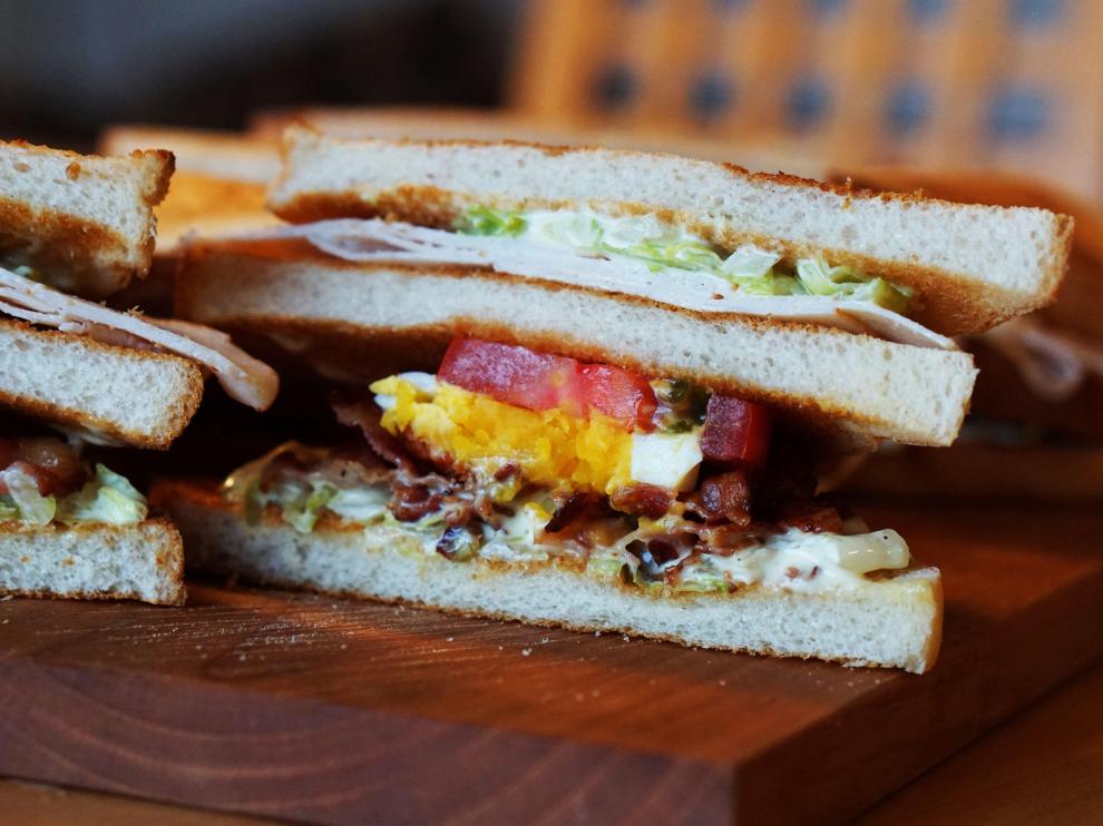 Los bocadillos y sandwiches son las grandes apuestas de muchos de los bares universitarios, donde se pueden encontrar en ofertas con bebidas y otros platos.