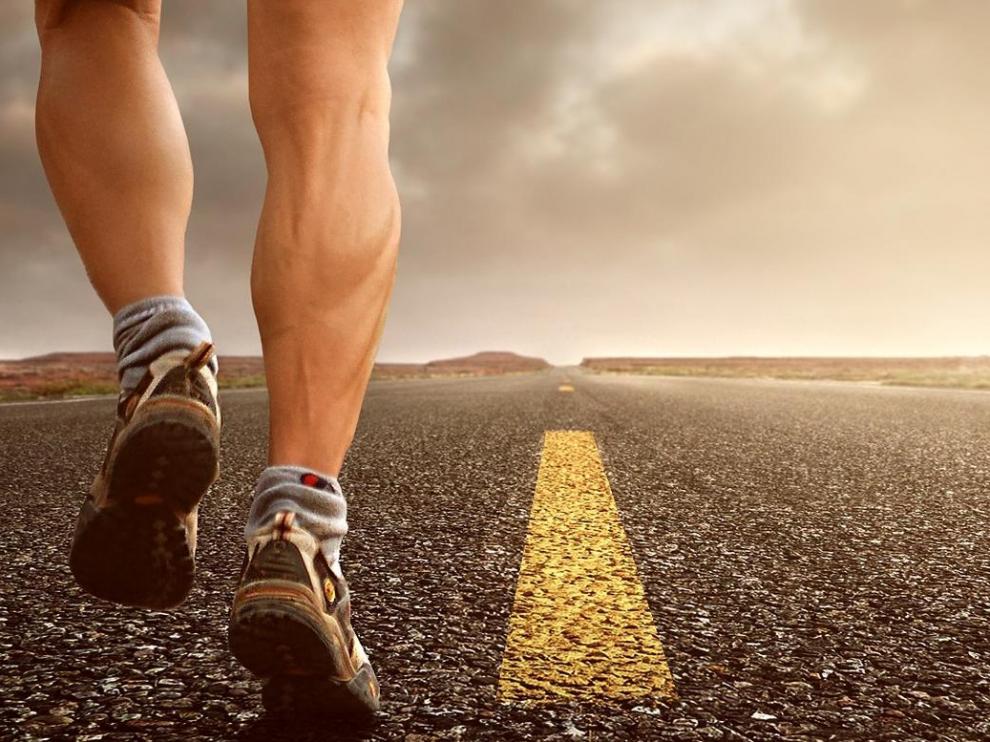 Salir a correr, es una de las muchas opciones por las que puedes decantarte a la hora de comenzar a hacer deporte.