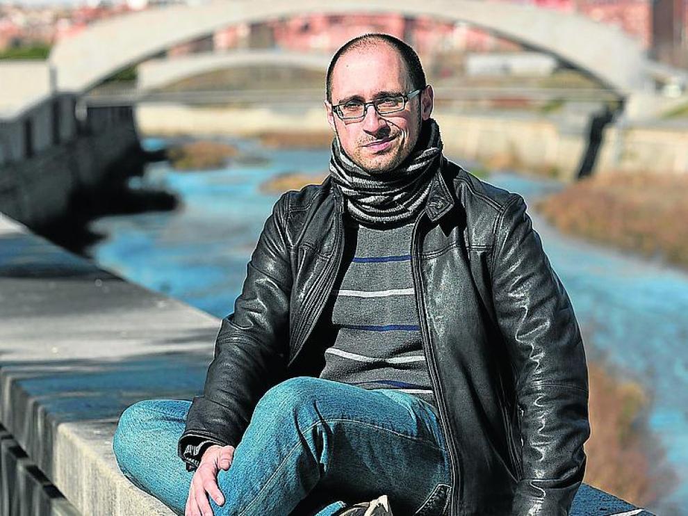 Adrián Jarabo, en Madrid, en la orilla del Manzanares.