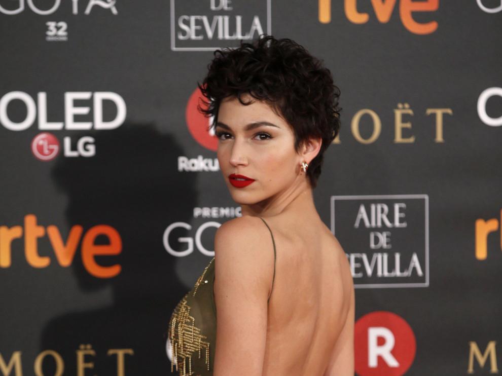 Úrsula Corbero apostó por un look rizado y labios rojos.
