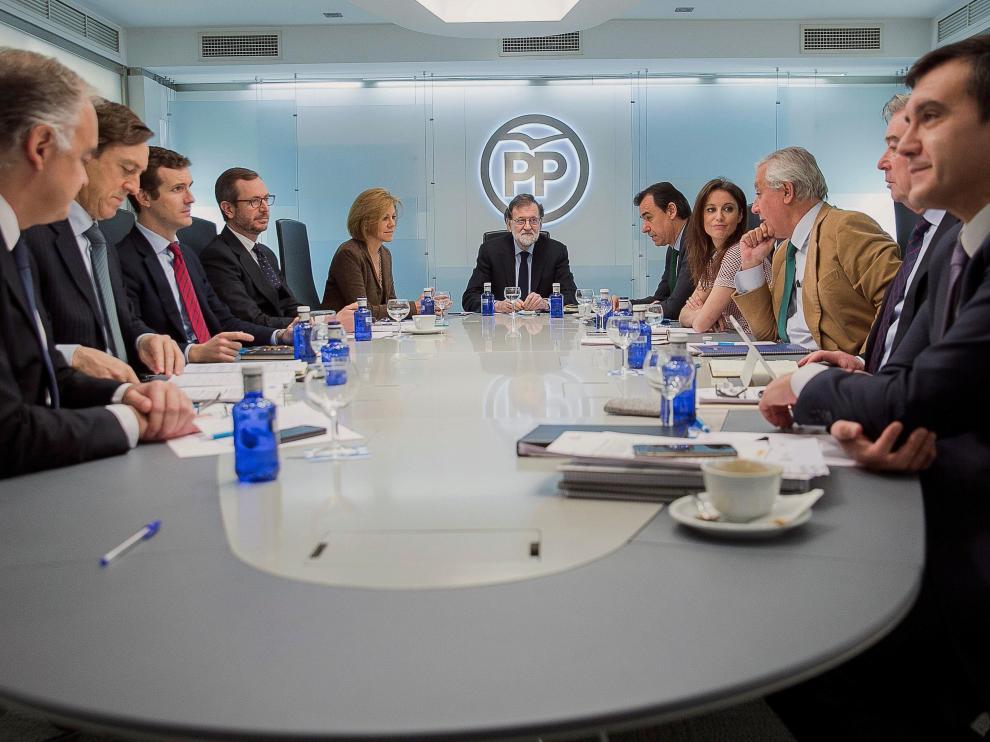Fotografía facilitada por el PP, de su presidente, Mariano Rajoy (c), junto a la secretaria general, María Dolores de Cospedal (5i); el coordinador general, Fernando Martínez-Maillo (5d); los portavoces, Esteban González Pons (i), Rafael Hernando (2i) y José Manuel Barreiro (2d); los vicesecretarios generales, Pablo Casado (3i), Javier Maroto (4i), Andrea Levy (4d) y Javier Arenas (3d), y el jefe de Gabinete de la Presidencia del Gobierno, José Luis Ayllón (d), durante la reunión del Comité de Dirección, esta mañana en la sede de la formación en la calle Génova de Madrid.