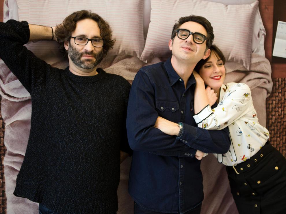 Berto Romero junto a Eva Ugarte y Carlos Therón, director de la serie.