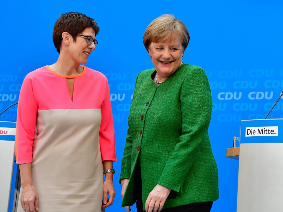 Annegret Kramp-Karrenbauer junto a Angela Merkel este lunes.