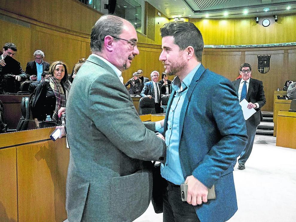 El socialista Javier Lambán saluda al secretario general de Podemos Aragón, Nacho Escartín, tras la aprobación del presupuesto.
