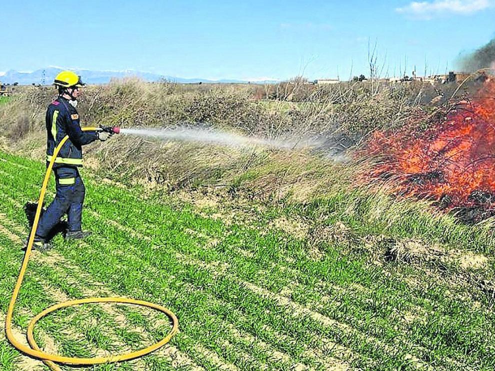Image de recurso de los bomberos de Huesca apagan un fuego.