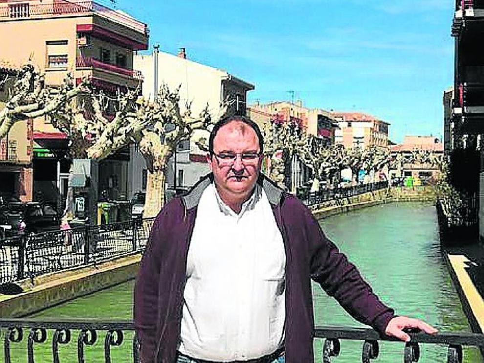 El alcalde, junto a la acequia de San Mateo de Gállego.