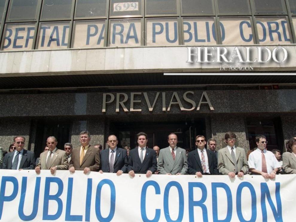 Concentración a las puertas de Previasa en Zaragoza el 15 de mayo de 1997, dos años después del secuestro de Publio Cordón, para pedir la libertad del empresario.