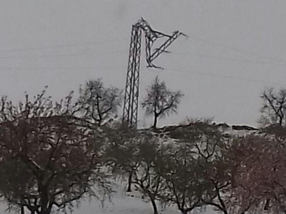 El temporal causa la rotura de 25 postes de luz de la línea Calatayud-Montón. En la imagen, un poste roto por el peso de la nieve en Alarba.