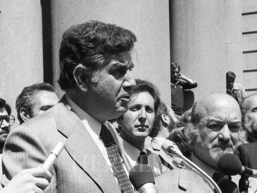 El presidente de la DGA, Juan Antonio Bolea Foradada, desde el balcón principal de la Diputación Provincial de Zaragoza, se dirige a los concentrados en la plaza de España de Zaragoza.