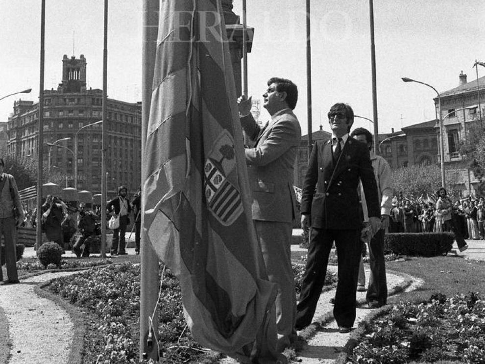 El presidente de la DGA, Juan Antonio Bolea Foradada, izó la bandera de Aragón en un mástil colocado en la plaza de Basilio Paraíso de Zaragoza.