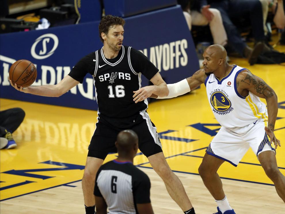 Pau Gasol, en acción ante David West (d), en el partido de esta madrugada