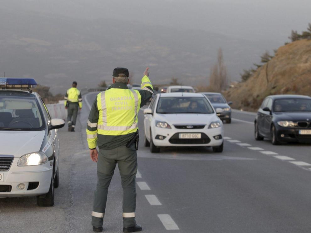 Guardia Civil de Tráfico controlando la circulación en la N-330.