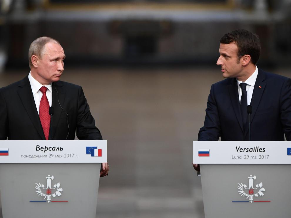 Macron, al lado de Vladimir Putin