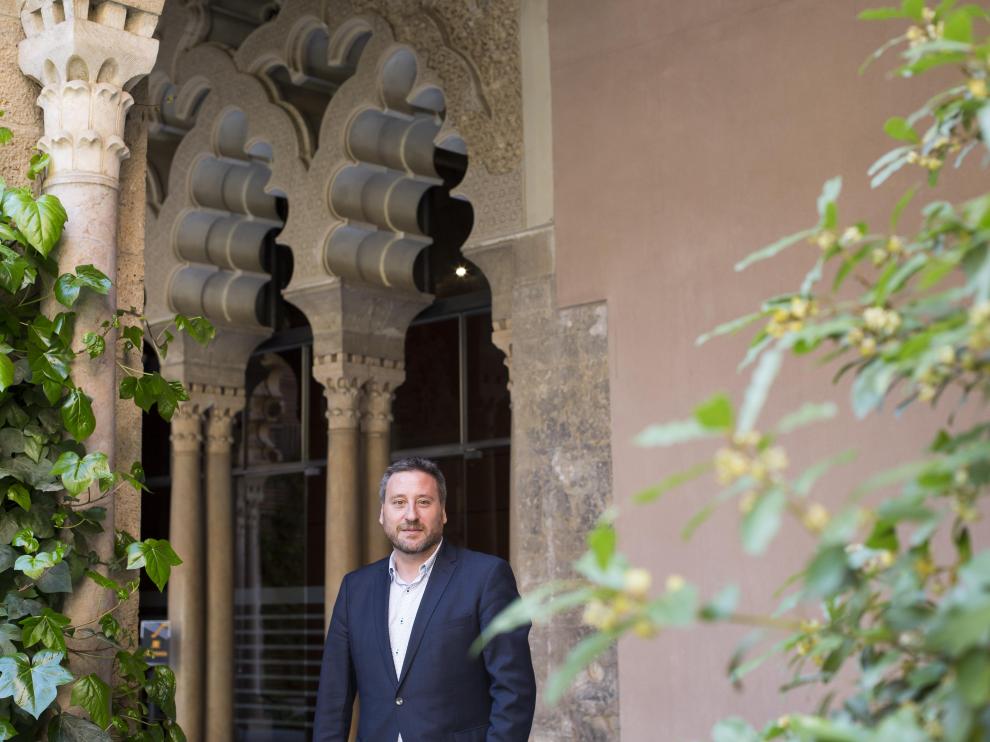 José Luis Soro, en el patio de los naranjos del castillo palacio de La Aljafería.