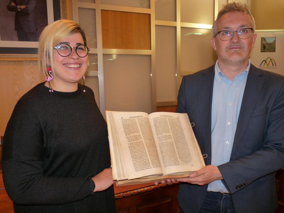En la foto Blanca Calavera, archivera municipal y Juan Manuel Ramón, alcalde de Jaca, con la nueva incorporación.