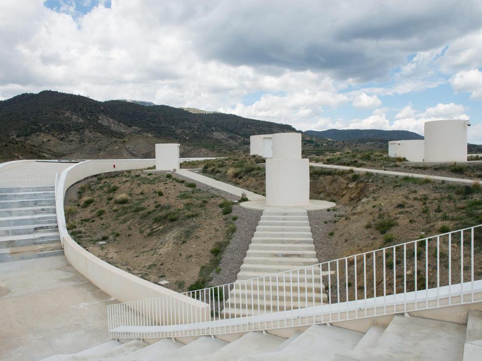 Zona exterior del edificio Galáctica en Arcos de las salinas