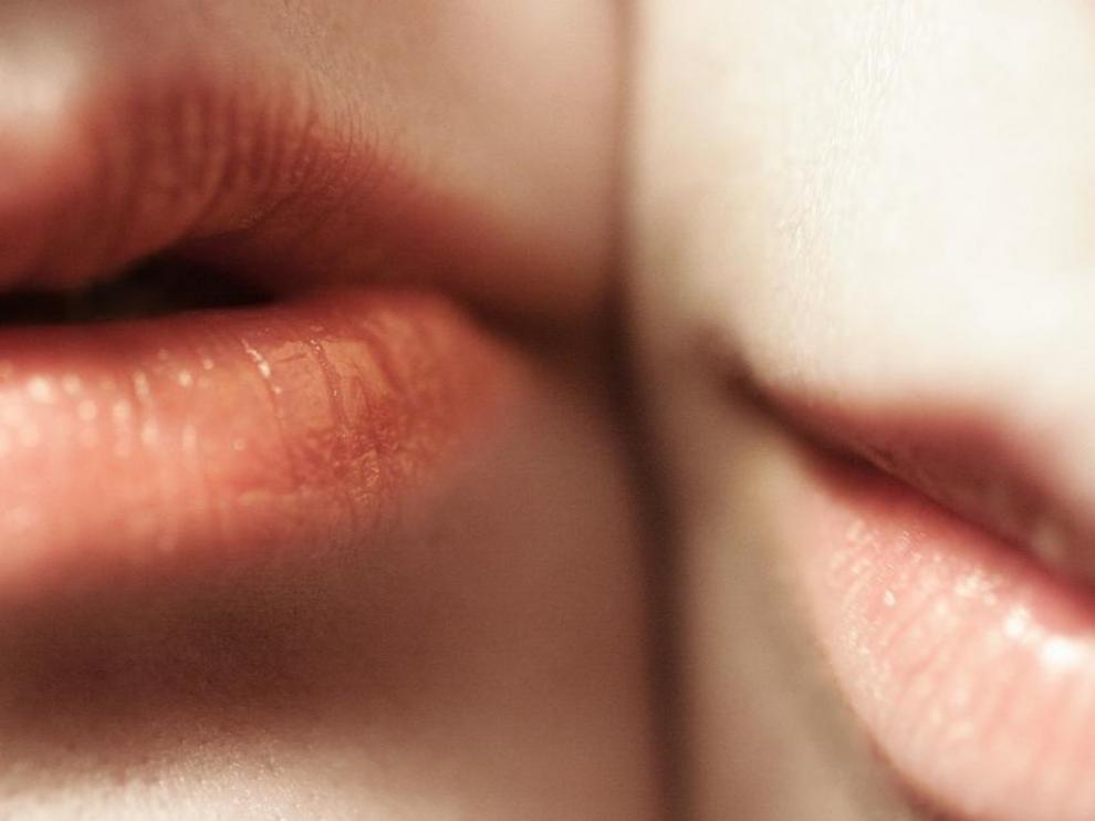 La mononucleosis se transmite sobre todo a través de la saliva y se le conoce popularmente como "la enfermedad del beso".