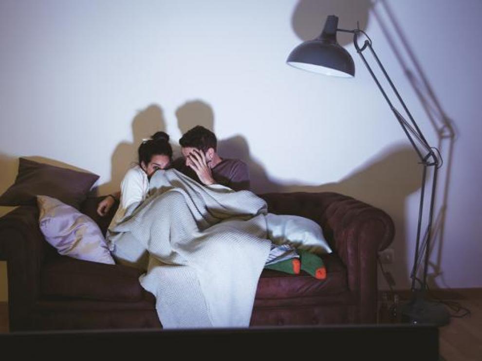 Ver una película de miedo a la semana aumenta la relación con los demás porque el contacto con otros reconforta.