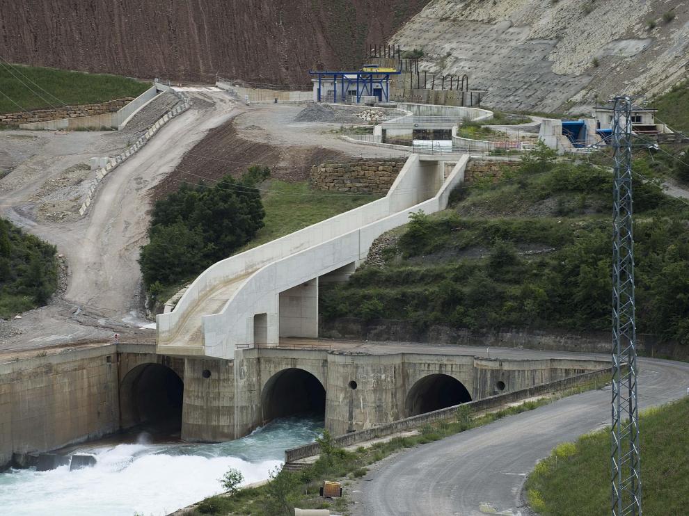 Obras del recrecimiento de Yesa.