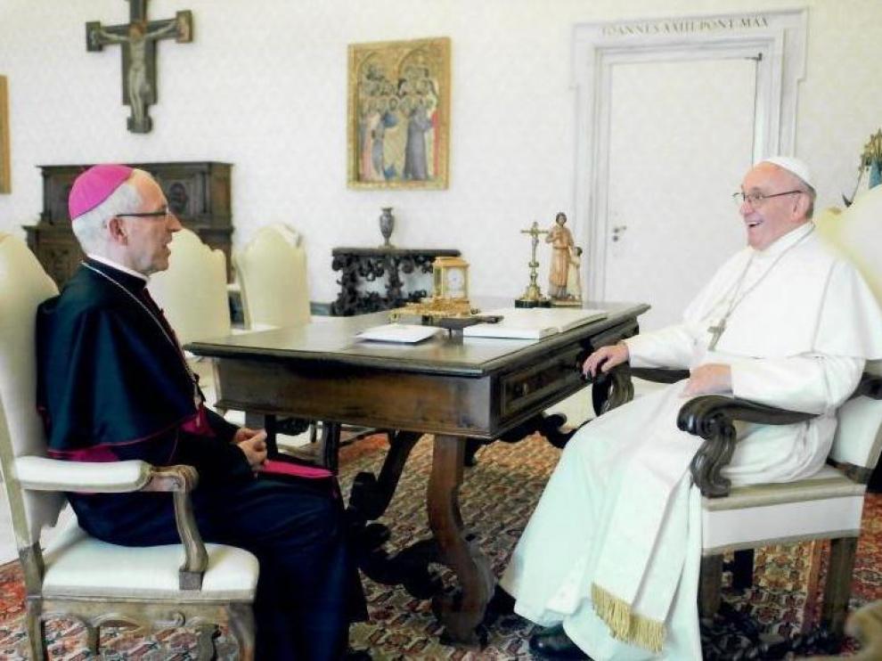 El obispo de Tarazona junto al Papa Francisco durante su reciente visita al Vaticano