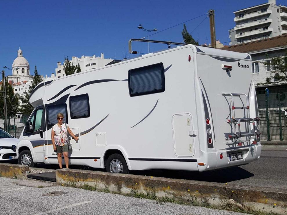 Montse Marín, vecina de San Mateo de Gállego, con su autocaravana en Lisboa.