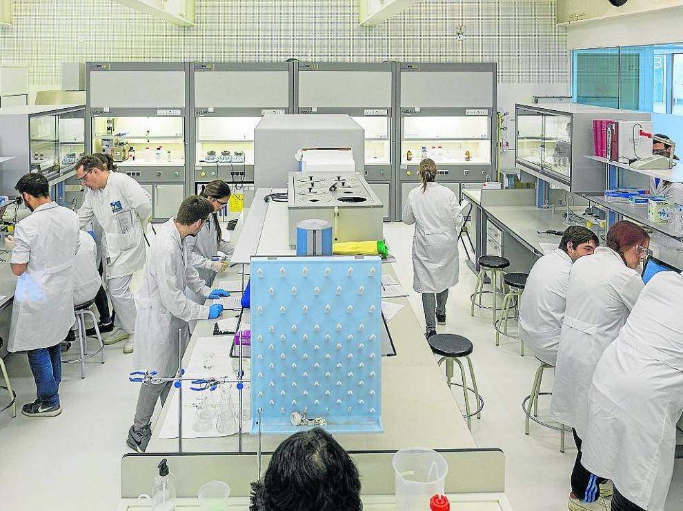 Alumnos en uno de los laboratorios de los centros de FP del Grupo San Valero.