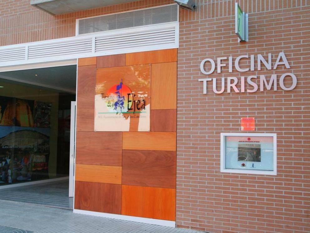 La oficina de Turismo de Ejea se sitúa en el paseo del Muro.