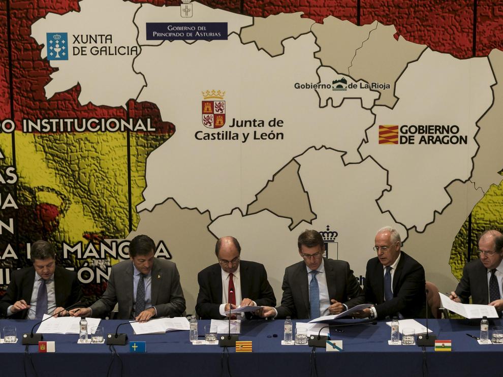 García-Page, Fernández, Lambán, Núñez Feijóo, Ceniceros y Herrera, ayer, durante la firma de la declaración de Zaragoza.