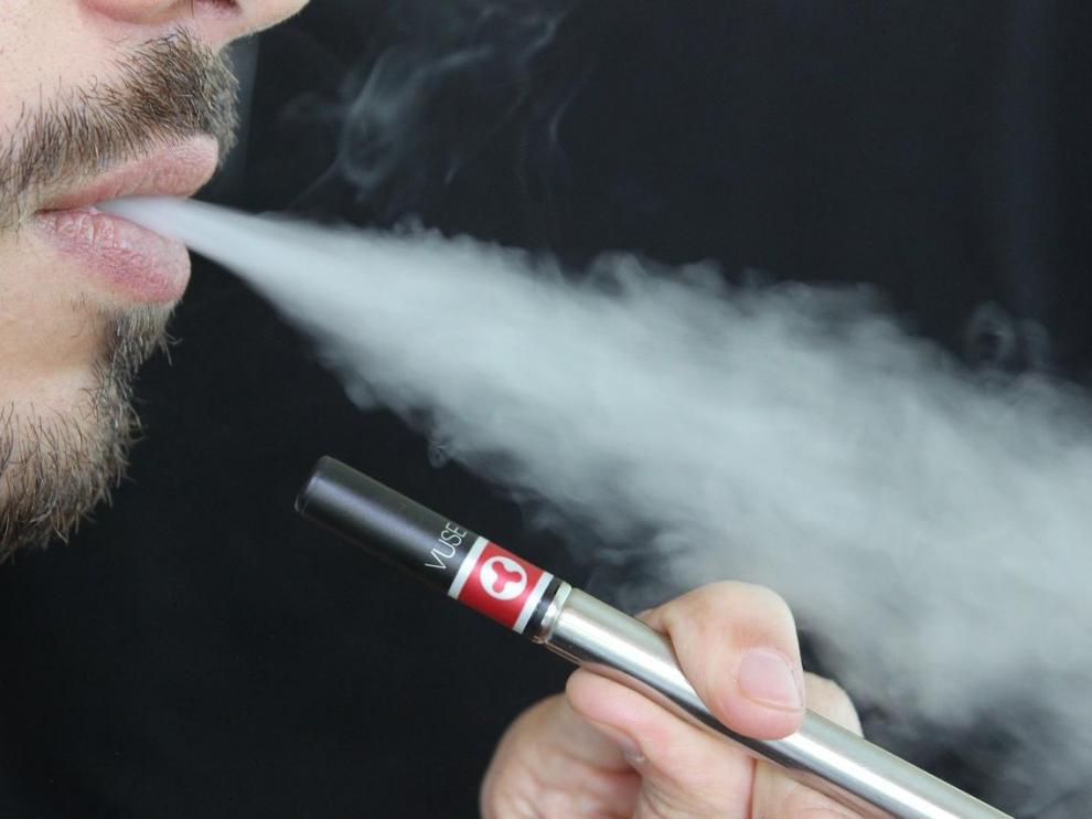 Estos aparatos utilizan baterías para calentar nicotina líquida hasta convertirla en vapor inhalable.