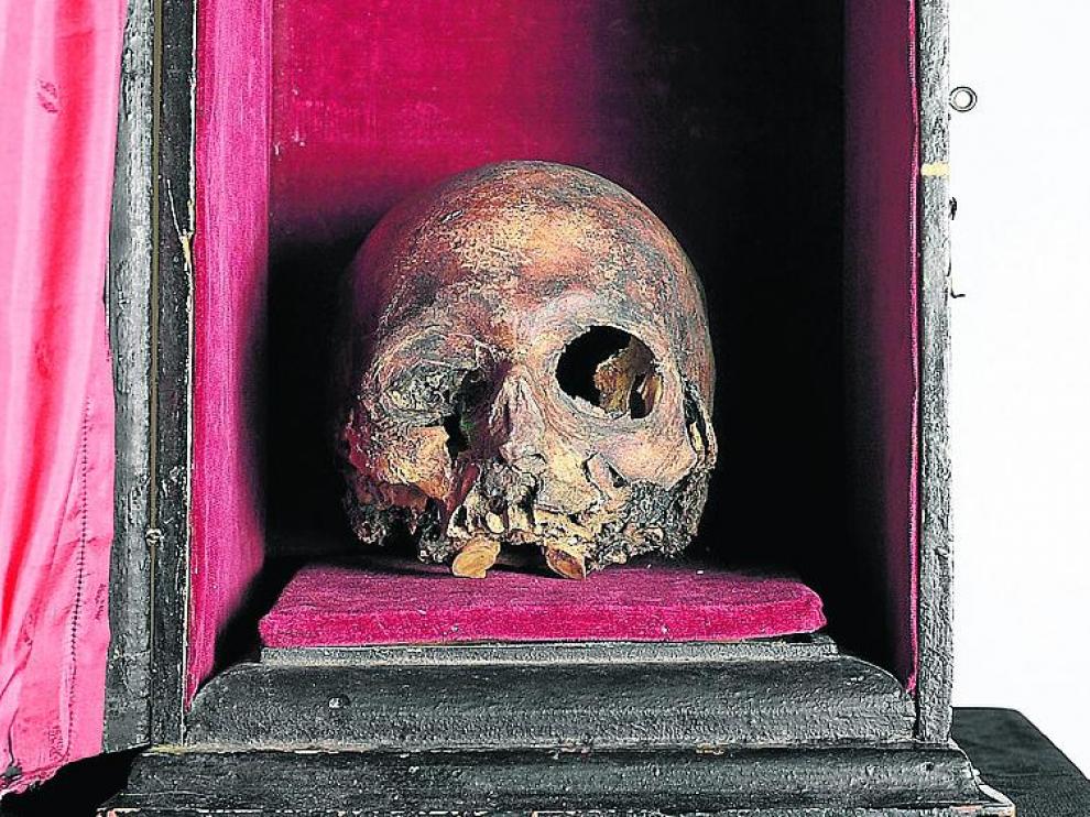 El cráneo del Papa Luna y la urna, en el Museo de Zaragoza.