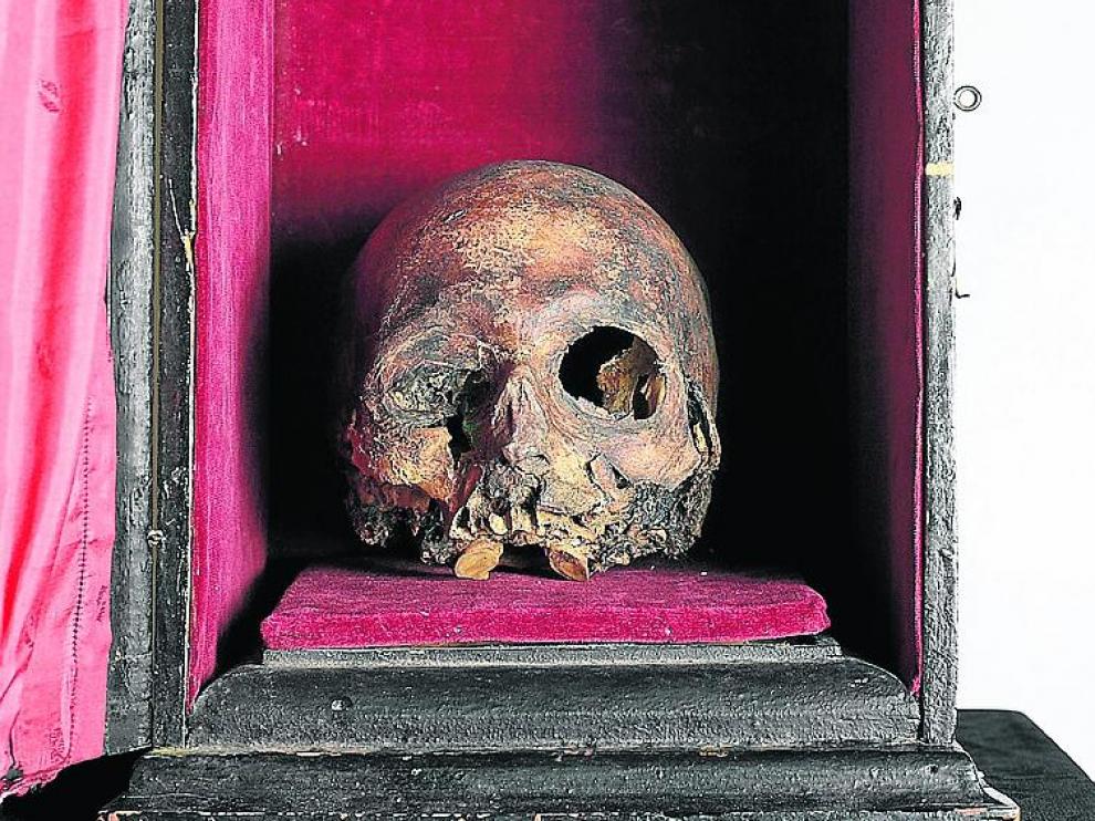 El cráneo del Papa Luna y la urna, en el Museo de Zaragoza.