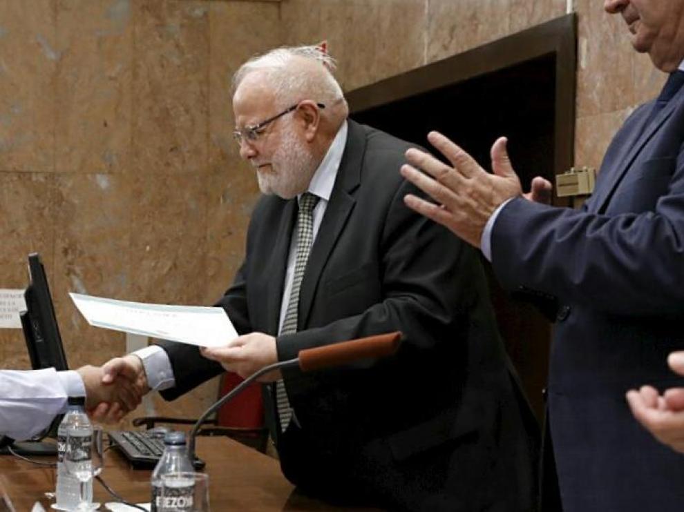 Riay Tatary entrega el diploma del curso a Fawad Nahhas, el imán expulsado de la prisión de Zuera