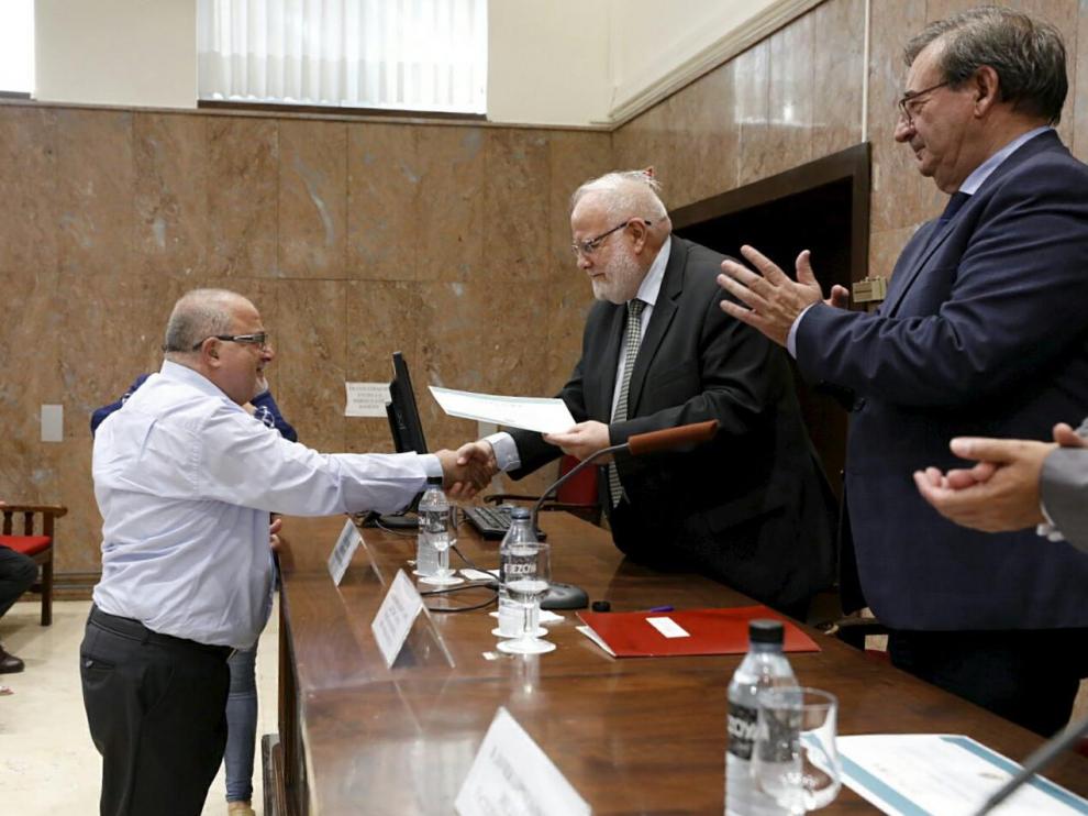 Riay Tatary entrega el diploma del curso a Fawad Nahhas, el imán expulsado de la prisión de Zuera