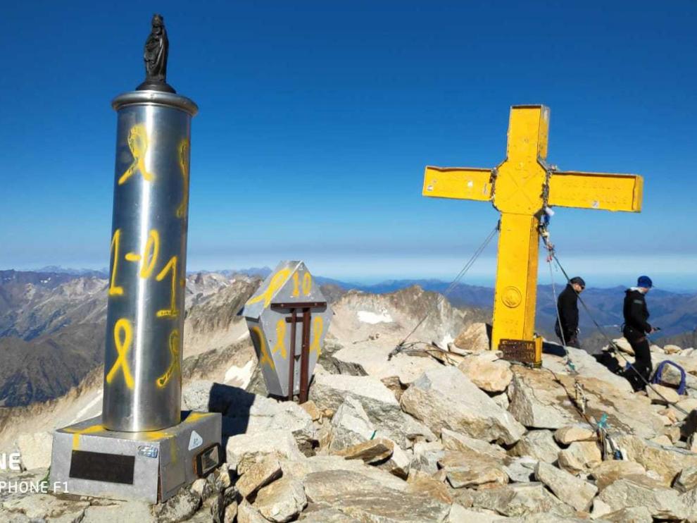 Imagen tomada este jueves en la cumbre del Aneto, con pintadas en la cruz, en la columna que sostiene la talla de la Virgen del Pilar y en la imagen de San Marcial