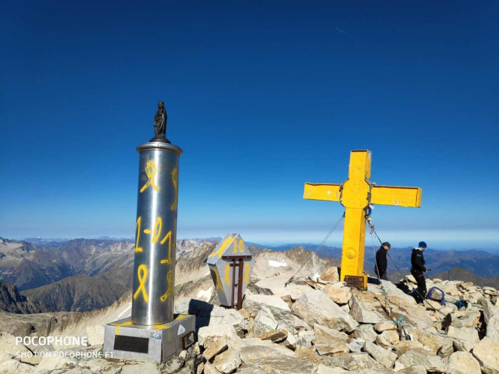 Imagen tomada este jueves en la cumbre del Aneto, con pintadas en la cruz, en la columna que sostiene la talla de la Virgen del Pilar y en la imagen de San Marcial