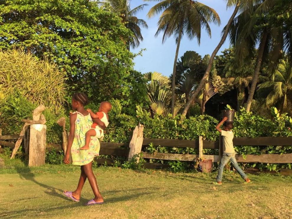 Imagen facilitada por una óptica en una expedición de voluntarios de la Fundación Ilumináfrica a Camerún.