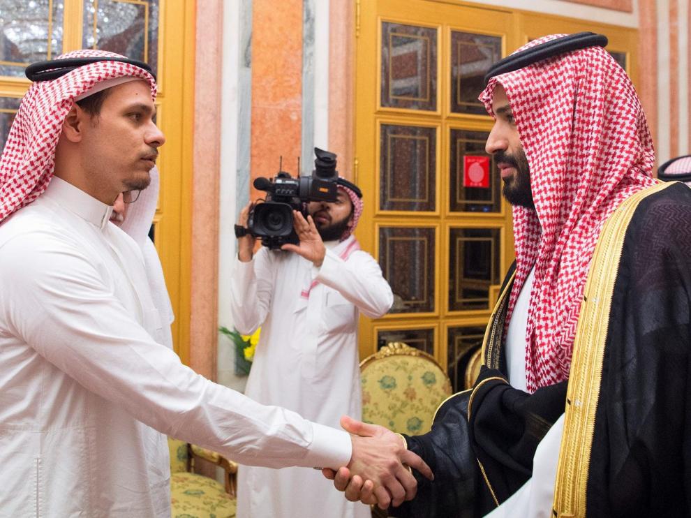 El príncipe Mohamed bin Salman -derecha- recibió este martes a un hijo de Jamal Khashoggi en Riad