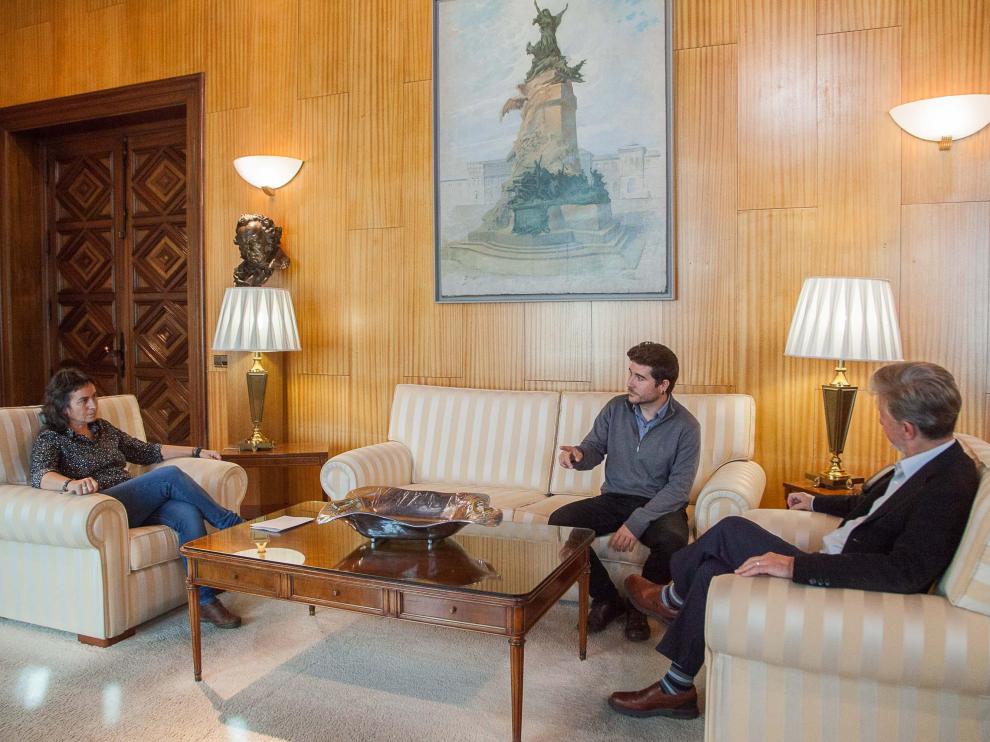 Nacho Escartín (en el centro) junto a Luisa Broto y Pedro Santisteve en noviembre de 2017