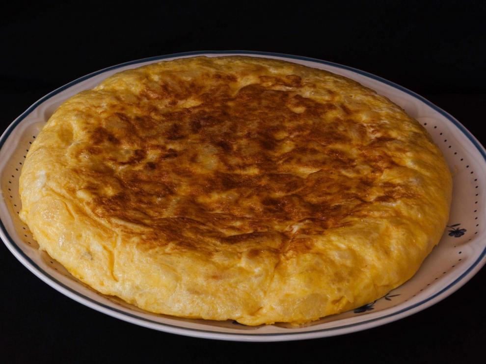Se debe tener cuidado a la hora de dar la vuelta a la tortilla de patatas.