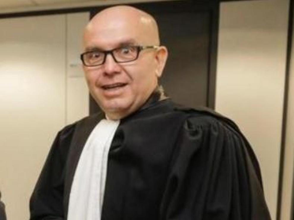 Abren un expediente a Gonzalo Boye, abogado de Sito Miñanco y Puigdemont, por fumar ante el tribunal