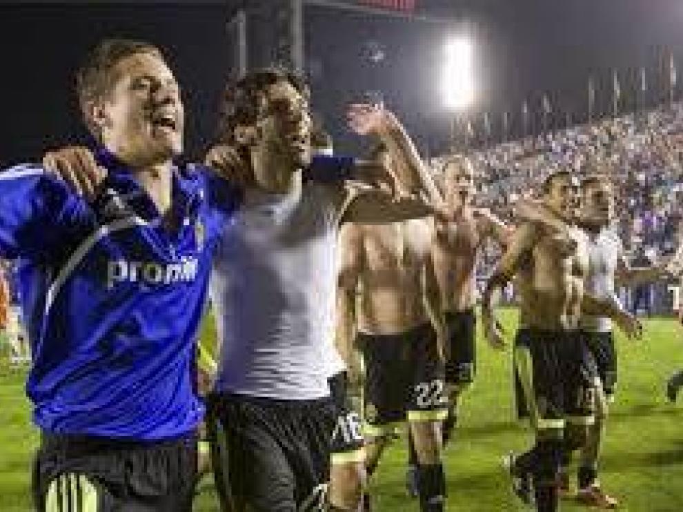 Los jugadores del Zaragoza, celebrando la victoria que les dio la salvación en Valencia.